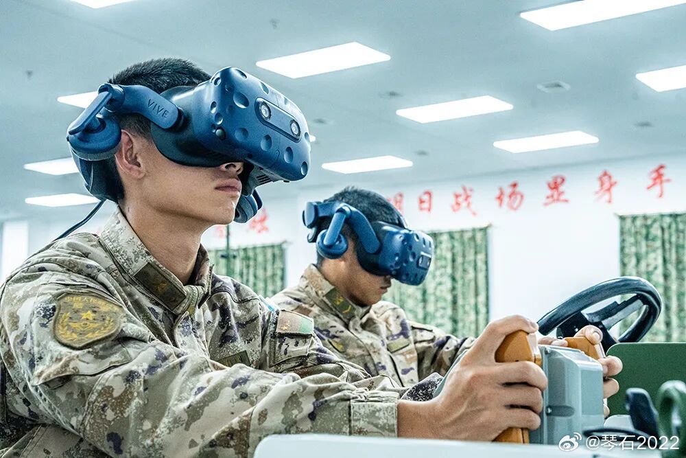 训练越来越注重机操模拟和Ai第73集团军某旅装甲分队开展实车驾驶训练，在复杂地形