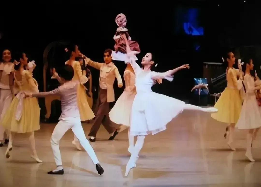 三位顶级富豪家的闺女：李元珠、姚安娜、刘秀盈都学芭蕾，大家看看她们的功力如何？
