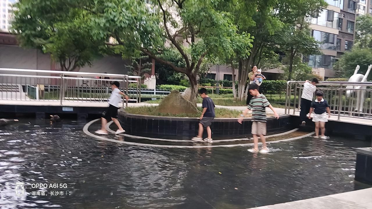 宁乡今天气温17-20度，跟昨天相差10℃。孩子们在小区里面玩水，我觉得好冷好冷