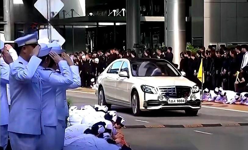 泰国公主帕查拉的灵车队，开动了。
车队从朱拉隆功医院缓缓驶出，但整条街，突然就没