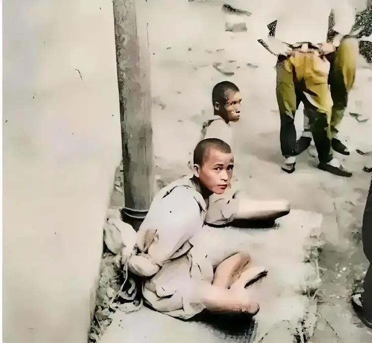 1943年，山西某地，两名不幸被俘的八路军小战士。

从镜头中看出，两名小战士也