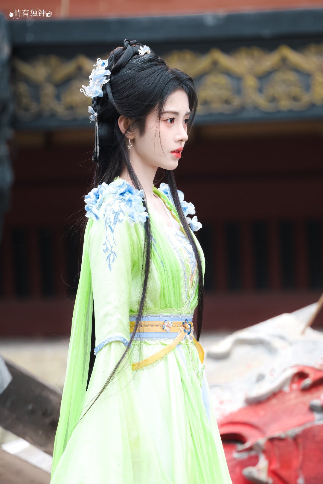 jjy鞠婧祎来战 jjy鞠婧祎阿黛 “玫瑰之所以是玫瑰，是风与光的眷顾，更是视线