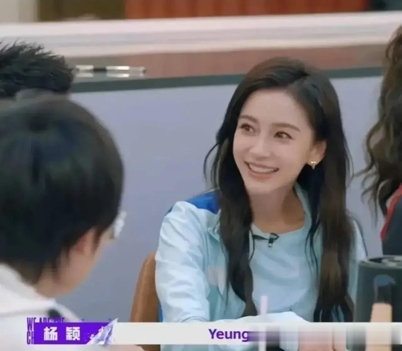 没想到杨颖竟然是香港人，她的身份证也是香港的，还上了热搜。

杨颖在香港出道走红