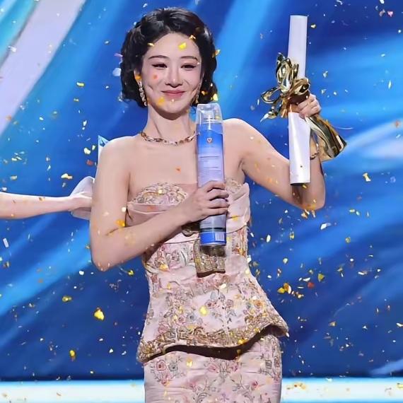 熬了四次提名
才摘得白玉兰视后，
杨紫当场落泪的瞬间真的戳中太多人，这份泪水从来