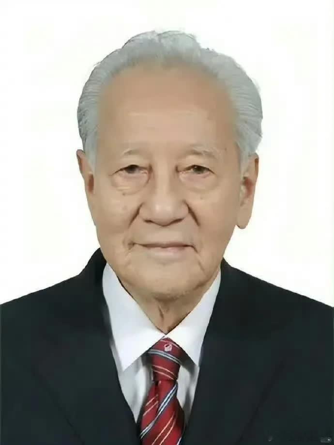致敬 ​！！  核潜艇之父黄旭华，今年已经100岁了，致敬 ​！！ ​​​