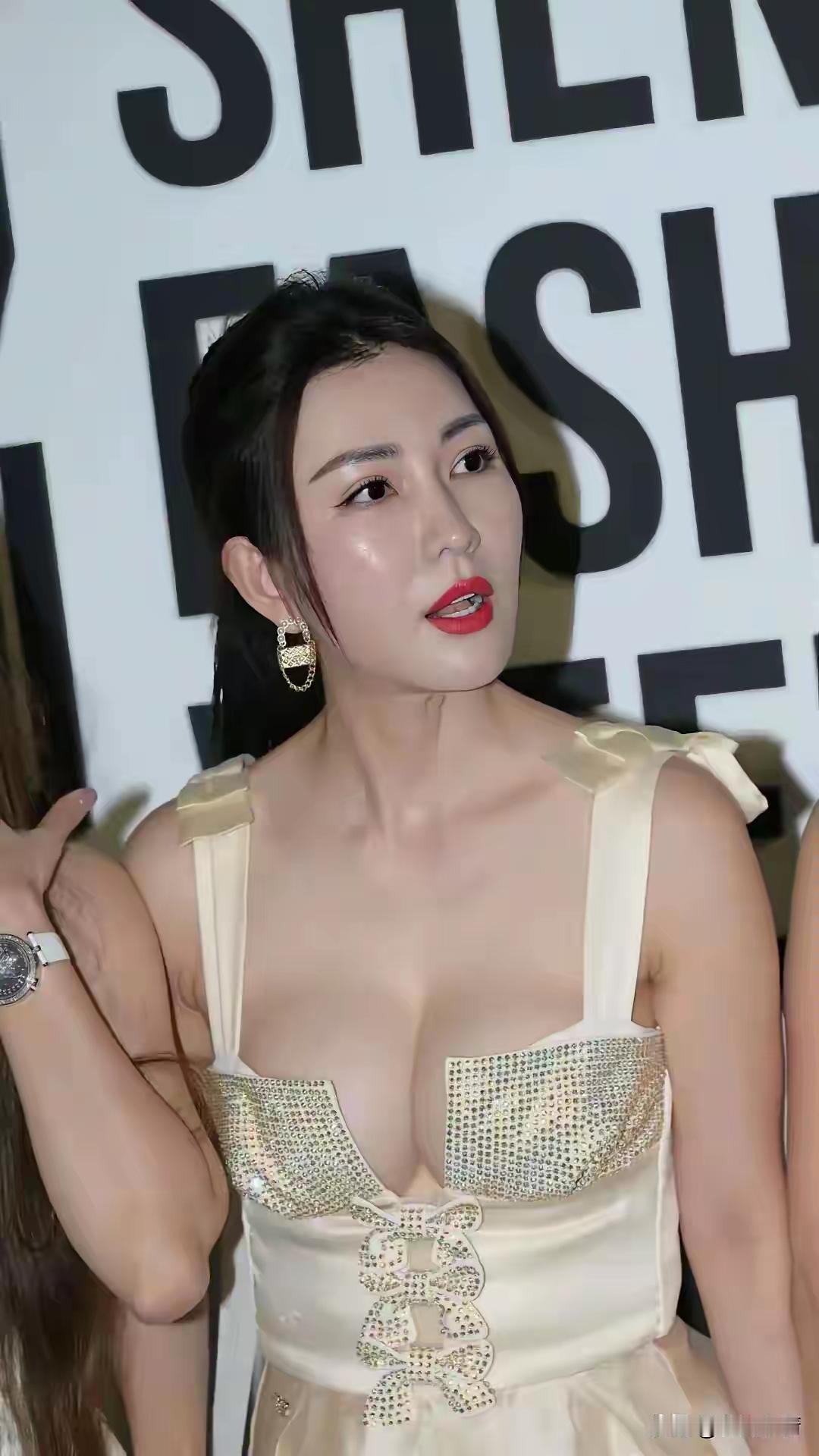 女星在公共场合这样着装，大概率是以下几种情况
一，背后没有金主支持
二，年纪在3