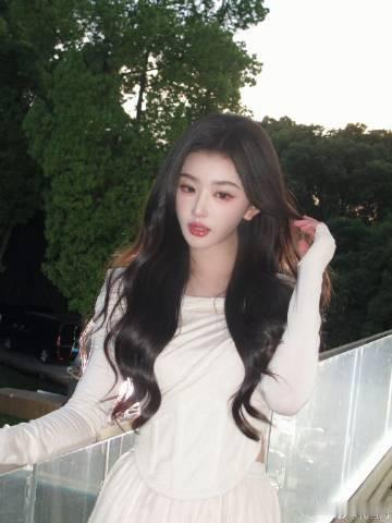 谁把俞浅浅拽来风华合伙人跳舞孔雪儿30秒的视频看了30遍 在舞台上，俞浅浅随性而