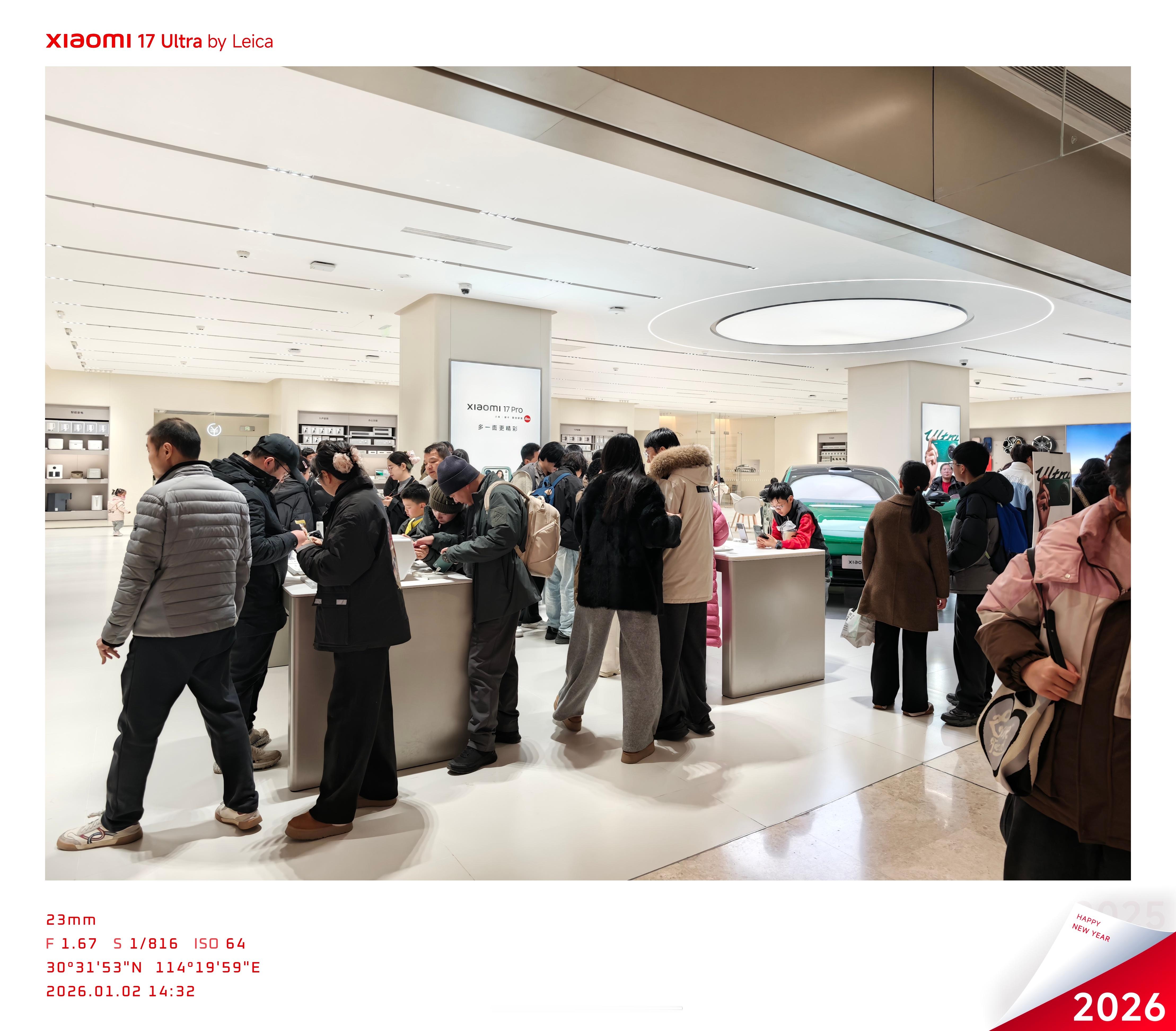 来线下门店转转小米华为人流量都挺多大家换手机会先到线下门店看看再决定吗