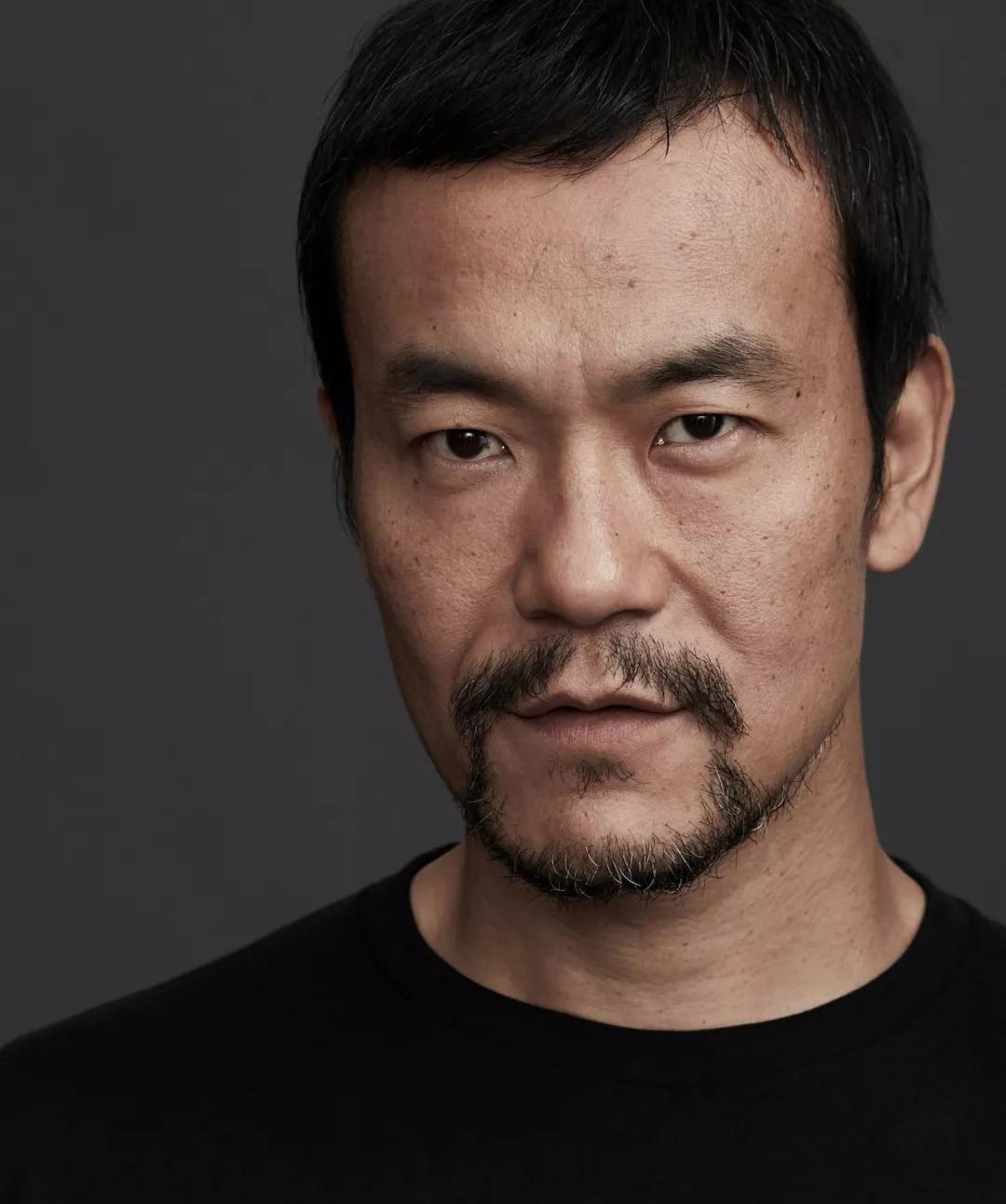 中国目前正当红的演员，
演技最好的前三名都是谁？
男演员：廖凡、黄轩、王骁。
女