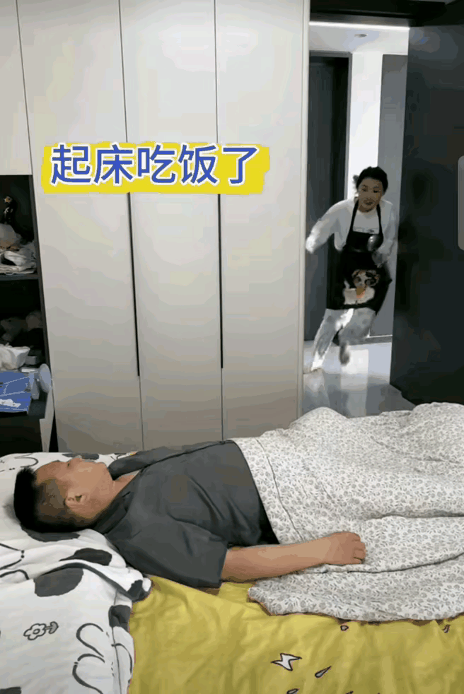 早上叫老公吃个饭，这动作太刺激了，还好老公反应快，不然老婆这一下，真够丈夫喝一壶