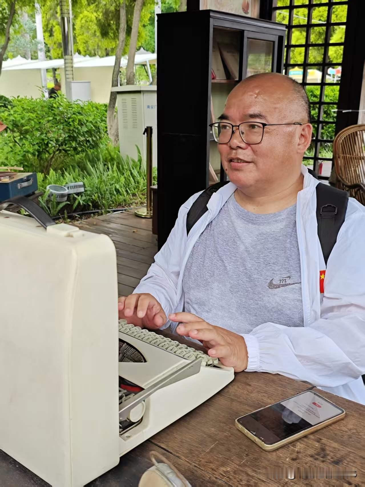 《观南安侨批文化主题展有感》
武荣文脉自流长，双水汇融奔晋江。
柳叶凝芳开五瓣，