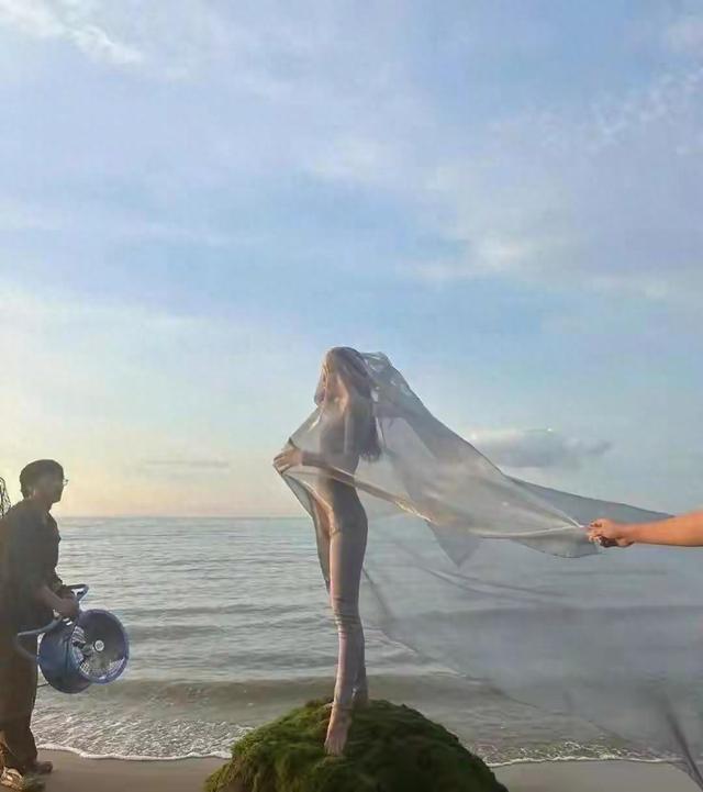 舒淇的肚子比水平尺都平，美若天仙
 
说起舒淇，在影视圈绝对是辨识度拉满的实力派
