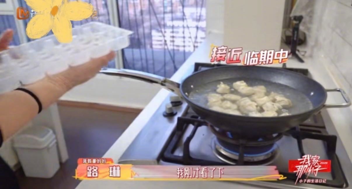 蒋敦豪的冰箱：囤货一时爽，过期火葬场。但他本人：不管过没过期，饿了就得煮！蒋敦豪