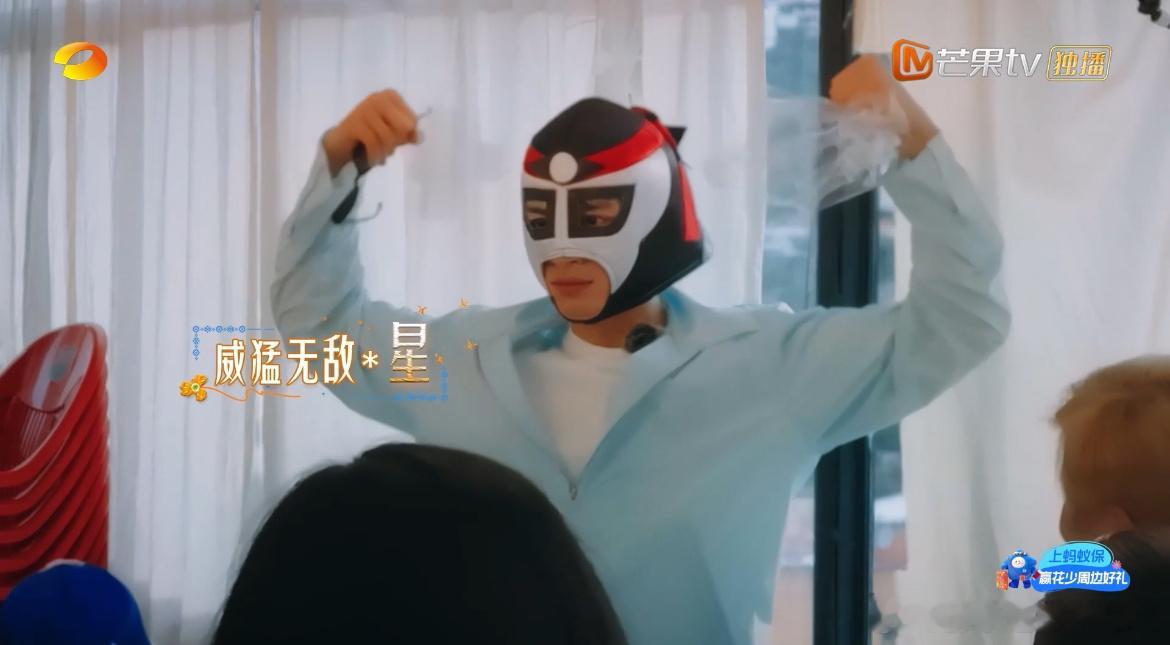 花少团中二头套时刻花少团在墨西哥收获精美的头套礼物，几个人迫不及待的就戴上戴斯摆
