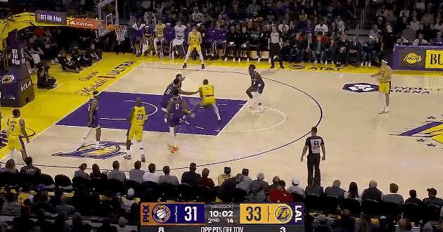 来了！第二节轮到里夫斯发力了！
在今天NBA常规赛湖人对阵太阳的第二节比赛中，里