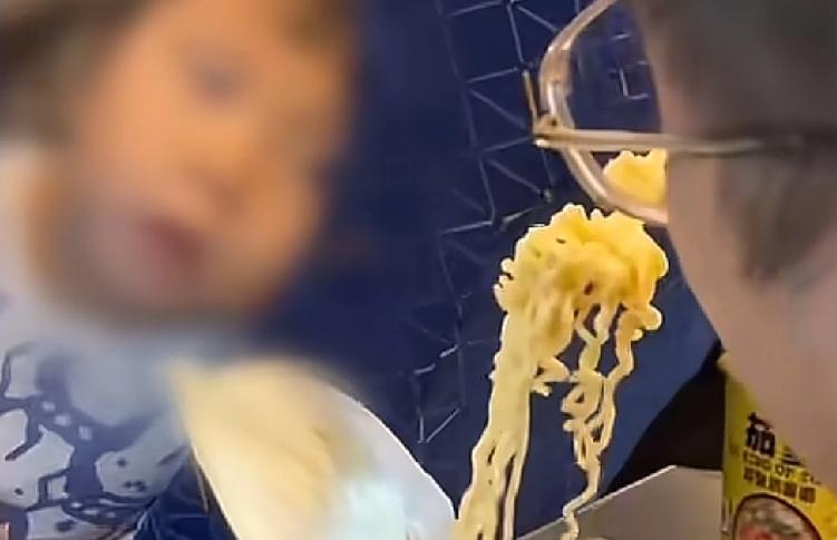 有人说，合肥三个火车站都买不到泡面了
刚开始大家都以为是有人在开玩笑，可没成想去