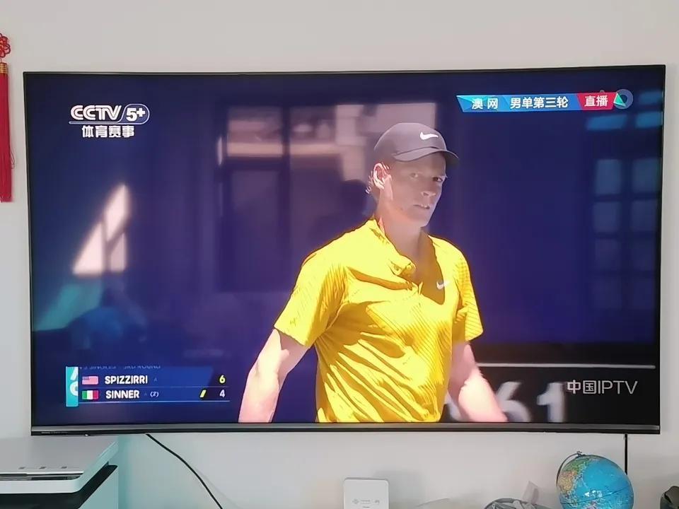 央视CCTV5+正在直播澳网男单第三轮比赛。
当今头号种子选手辛娜对阵
斯比兹里