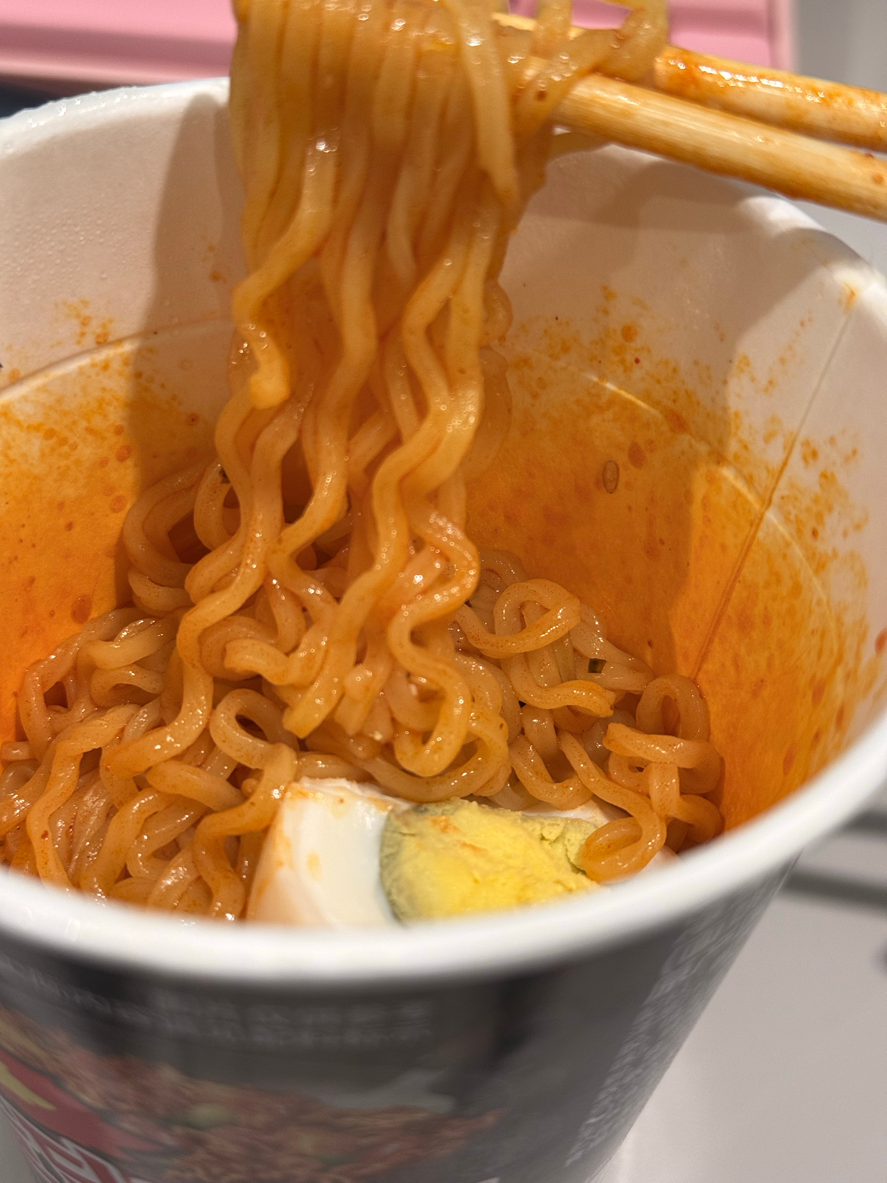 辛辛苦苦上班吃这种饭真的感觉天塌了 那上班给自己来一桶热乎乎的火鸡面怎么说，外加