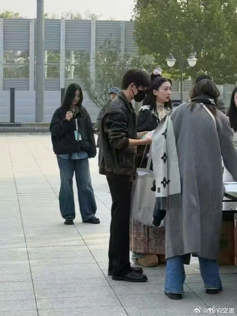 镜头里的少年身着学士服，在熟悉的校园完成迟到的毕业仪式。每一步都藏着对青春的珍视
