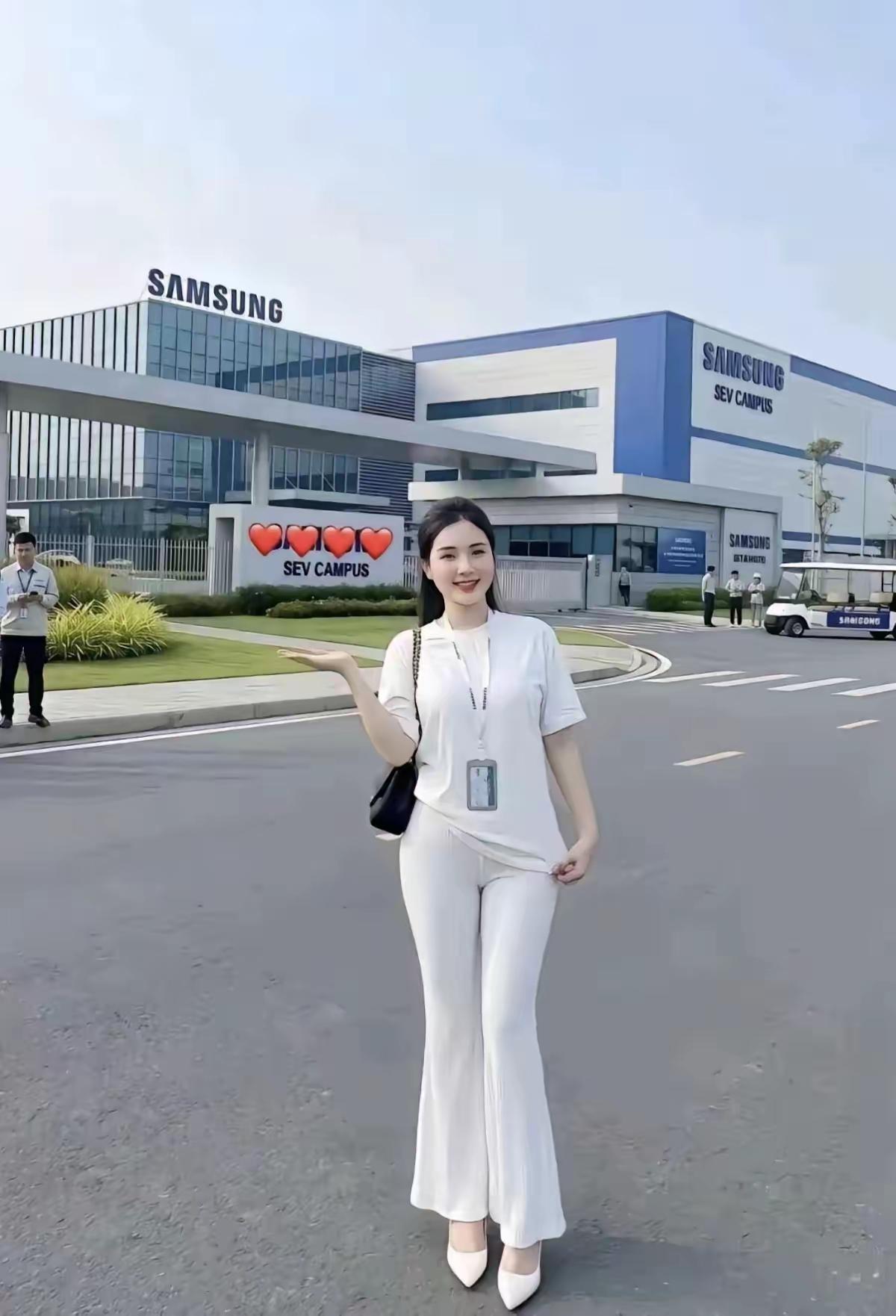 我就想问一下哈，
这个小姐姐是担任
什么职务的呀？
有人知道吗？