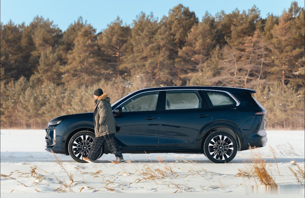 看到几张华境 S 冬测图，整台车一下子精神不少。