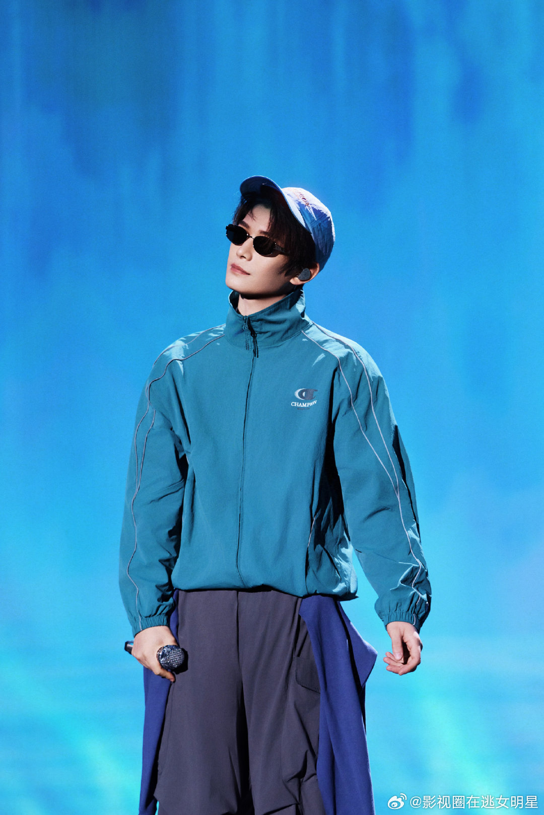 丁禹兮宣传白日提灯丁禹兮宣传迪丽热巴白日提灯丁禹兮 巅峰之夜内场在说获奖感言时提