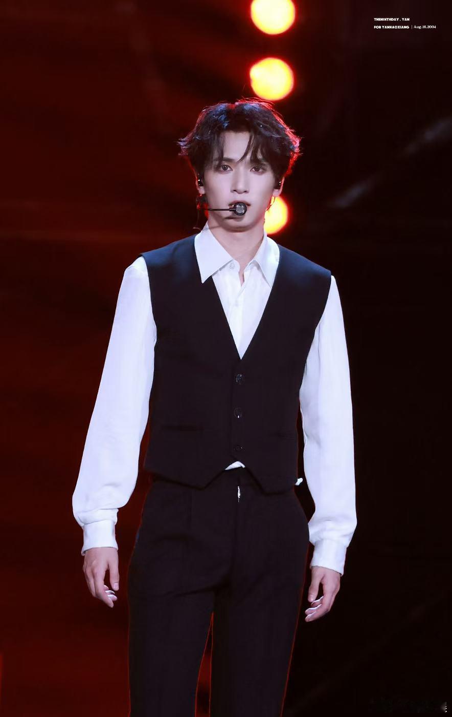 🖤【暗夜贵公子来袭】严浩翔冷都男严浩翔黑色马甲造型严浩翔用一套黑色马甲造型重新