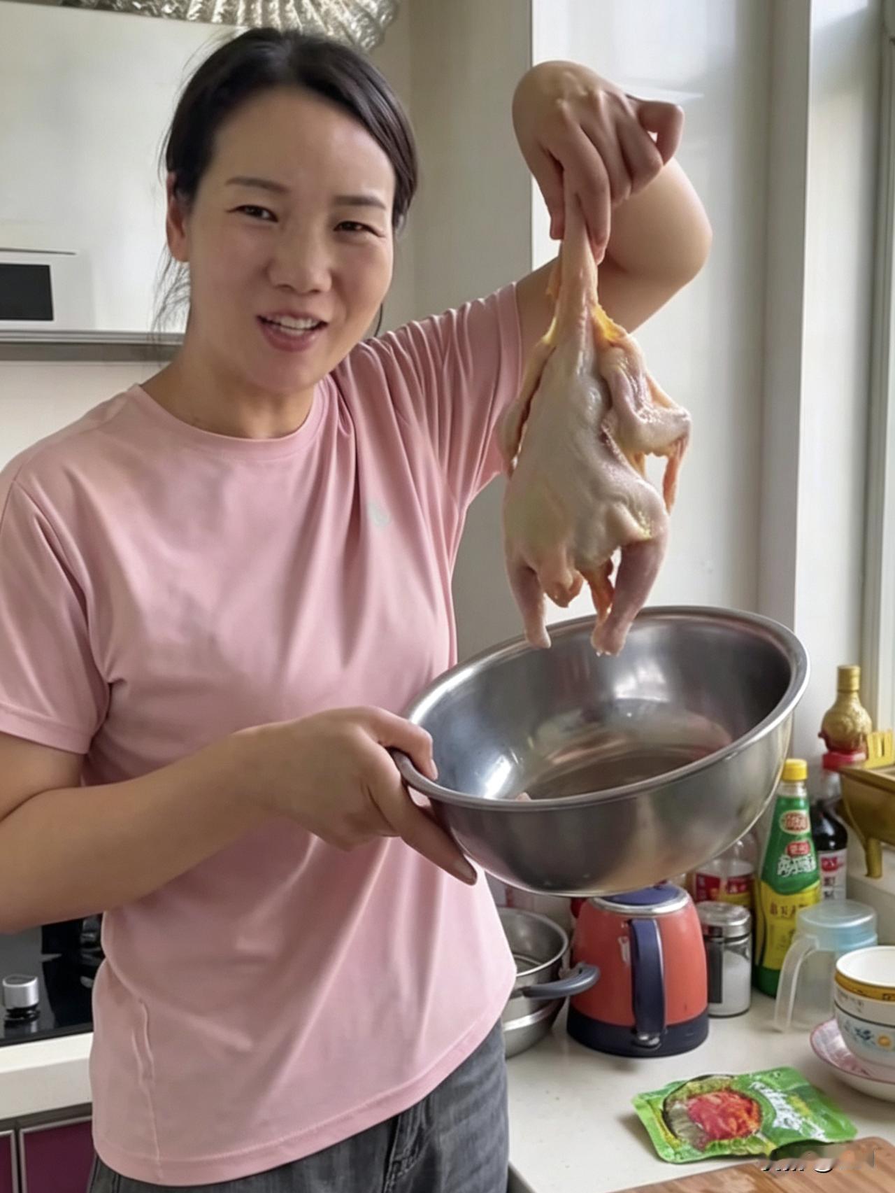 倔媳妇在城里的伙食是真好，鸡鸭鱼肉成了日常标配。再看看村里那几个老人，那吃喝标准