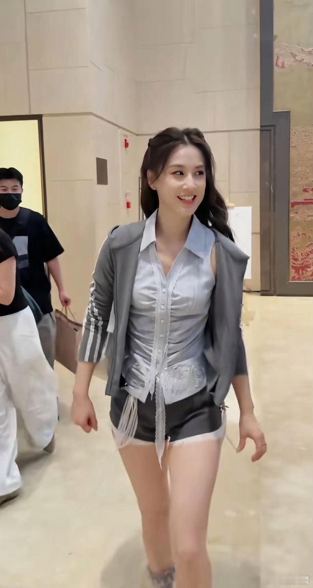黄圣依气质清甜灵动，整体氛围感满满，宛若青春女大学生，满满的少女气息扑面而来。 