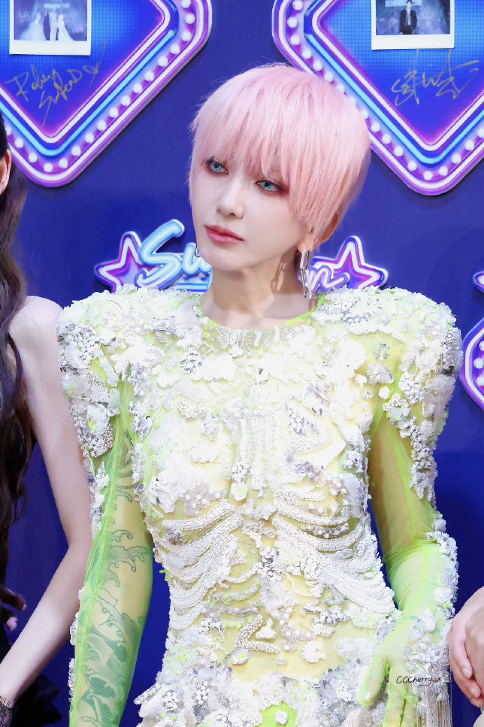 差点没认出刘忻刘忻太大胆了 这是什么走在时尚最前沿的造型，潮得人不行了！粉发甜酷