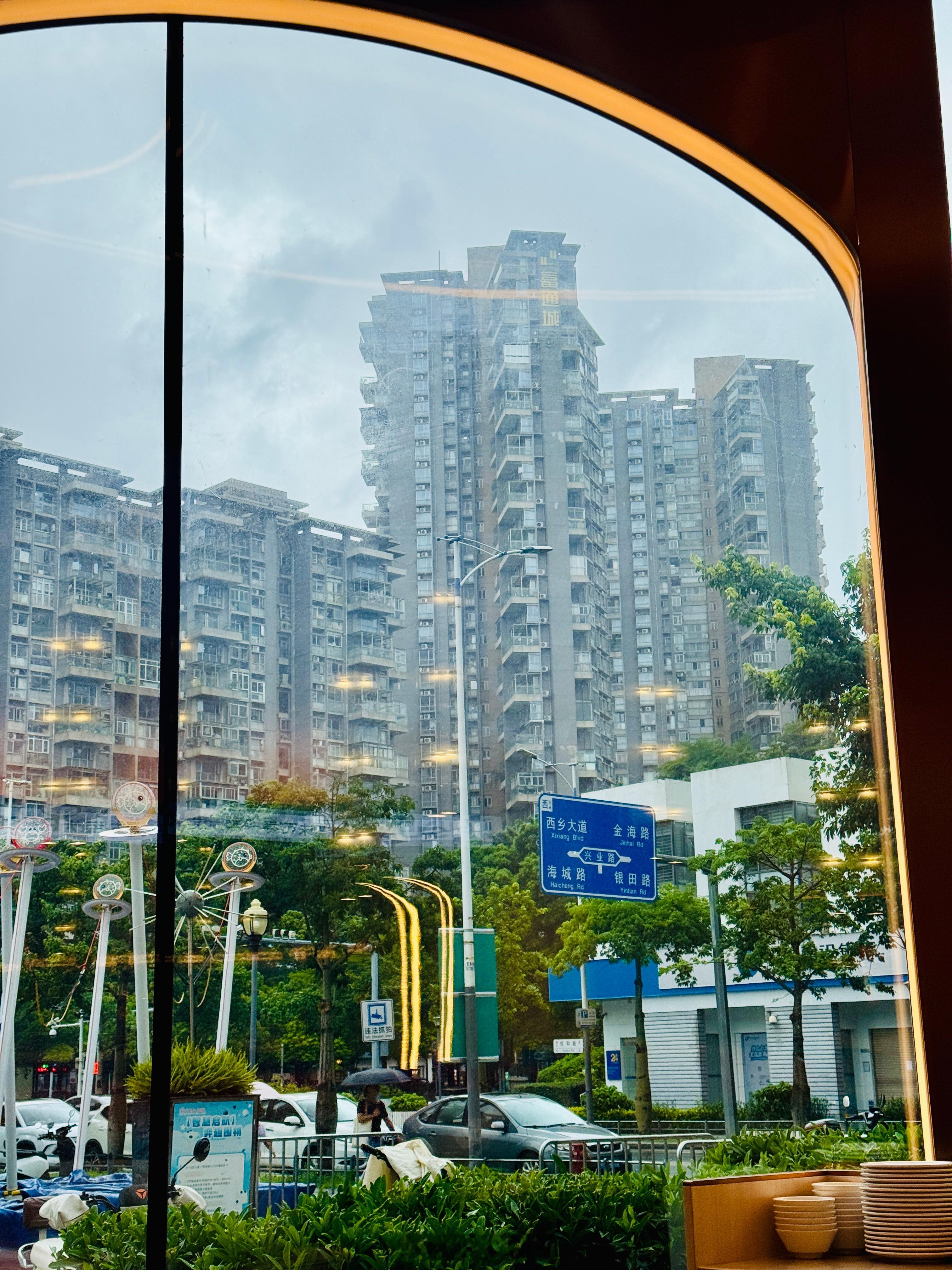 深圳的天气怎么会如此难受，我已经完全适应不了。26度按说体感最舒服的温度，结果因