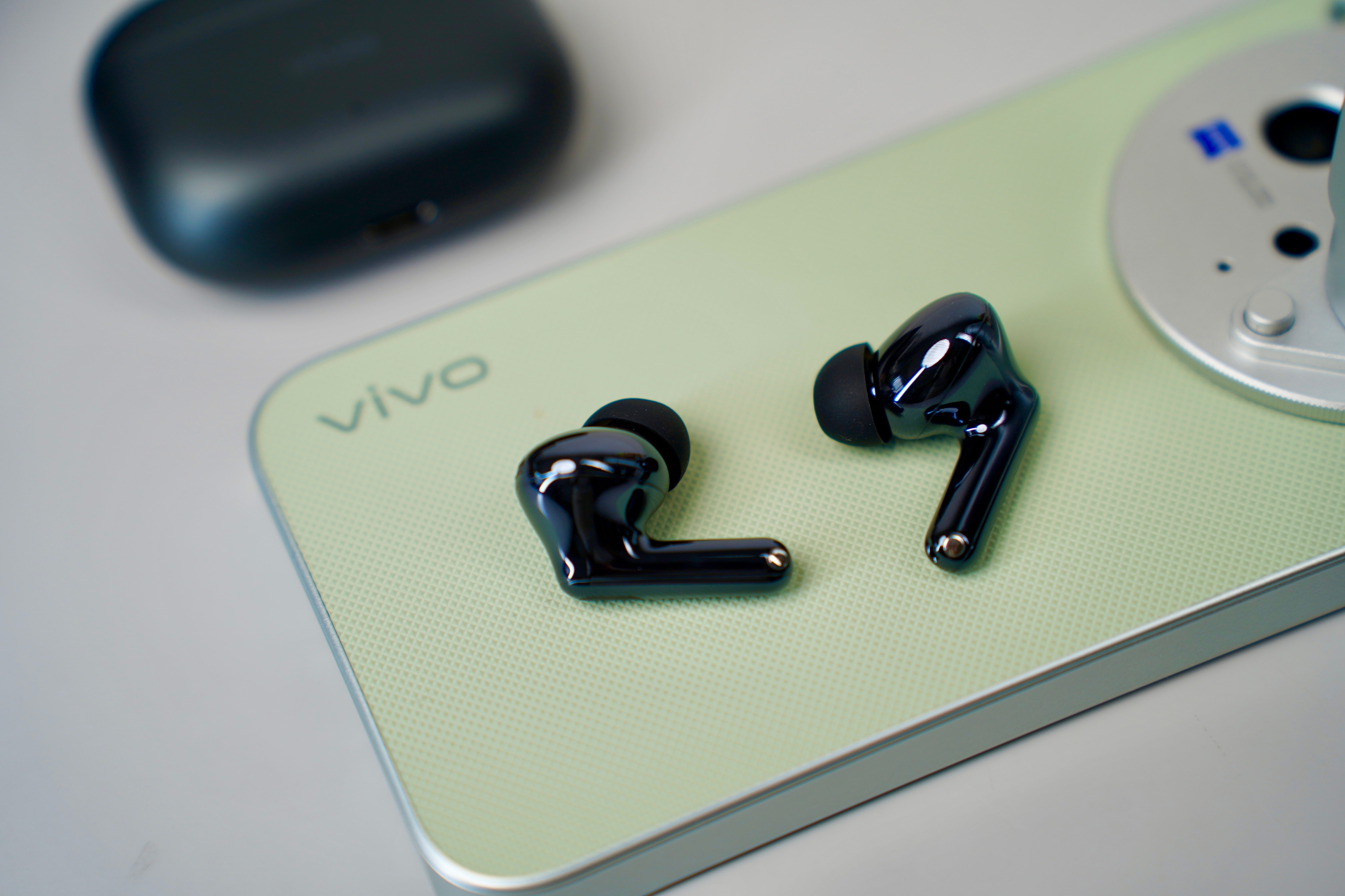 蓝厂旗舰降噪耳机vivo TWS 5 Pro，「静界黑」配色，外观设计和上代差不