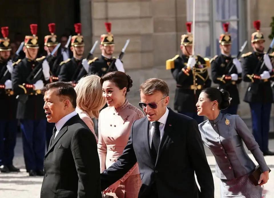 泰国国王夫妇访问法国，38岁的思蕊梵公主随行，再次引发接班猜疑。随着长姐帕公主的