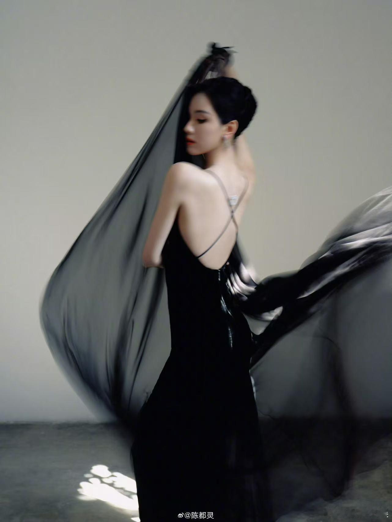 陈都灵露背黑色纱裙，太美了，