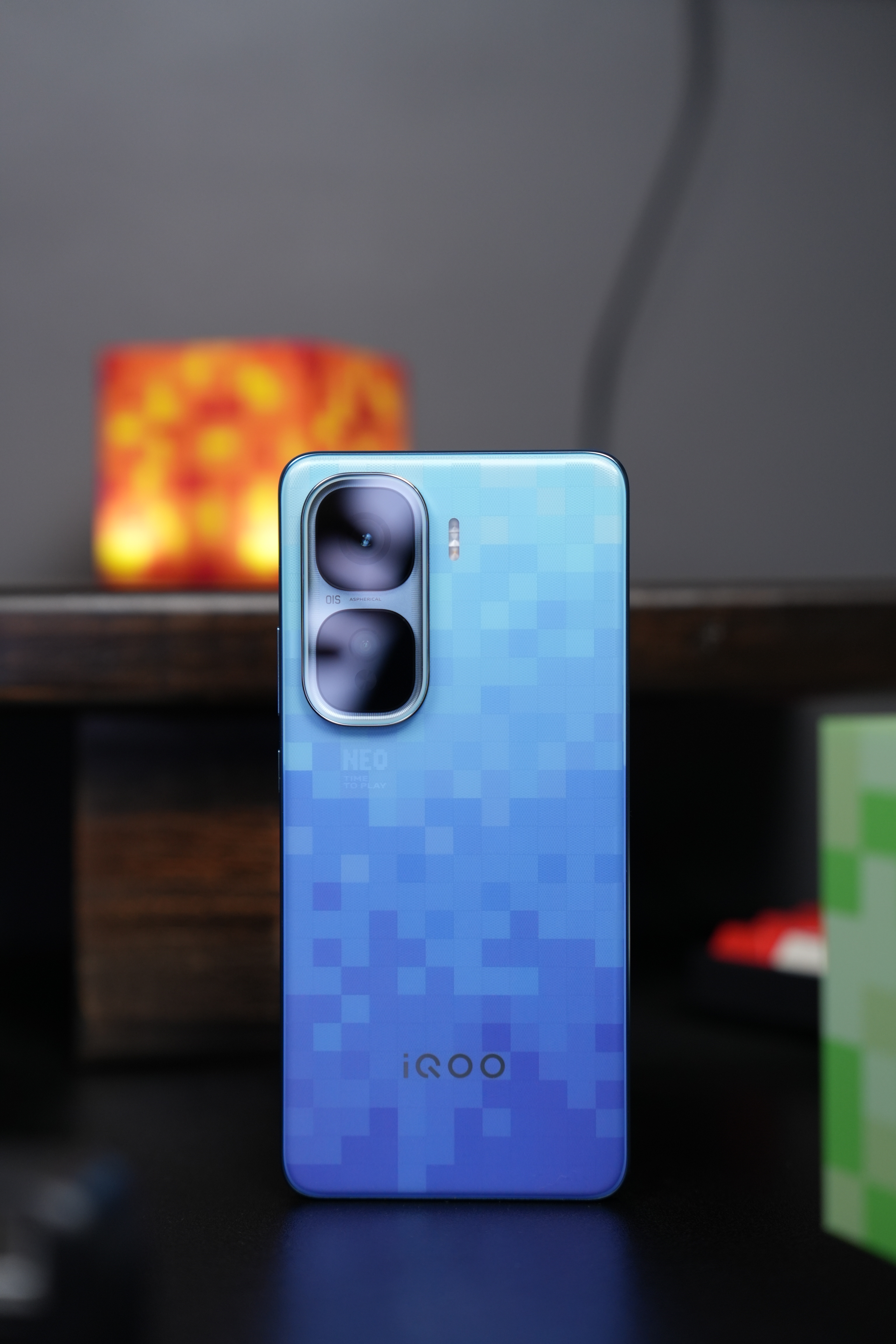 来一组iQOO Neo10 Pro+ 『超级像素』配色的实拍图。蓝白交织的像素格