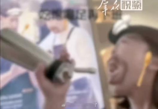 瑞幸员工对嘴喷奶油 听说这家店暂休了...这种当初是不是为了营销结果做过了吧..