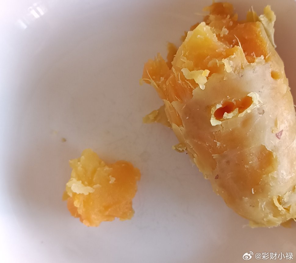 这个红薯的口感和味道跟莲蓉蛋黄月饼里面的莲蓉一模一样，我现在怀疑莲蓉月饼里面的莲