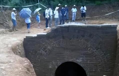 2005年，正好南京正德学院打算扩建学生宿舍，把旧楼推倒后，却发现地下有摆放整齐