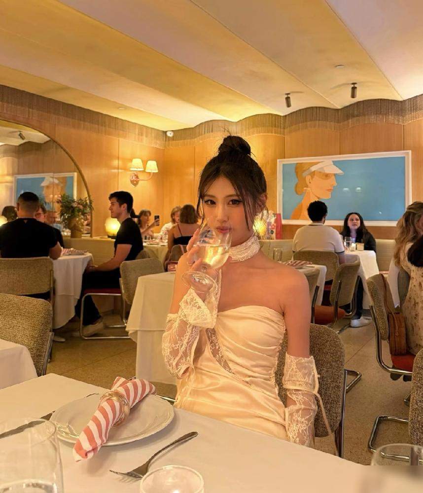 怪事！冯小刚养女20岁生日照一出，大家议论纷纷：怎么比亲生的还像爹？
你仔细瞅