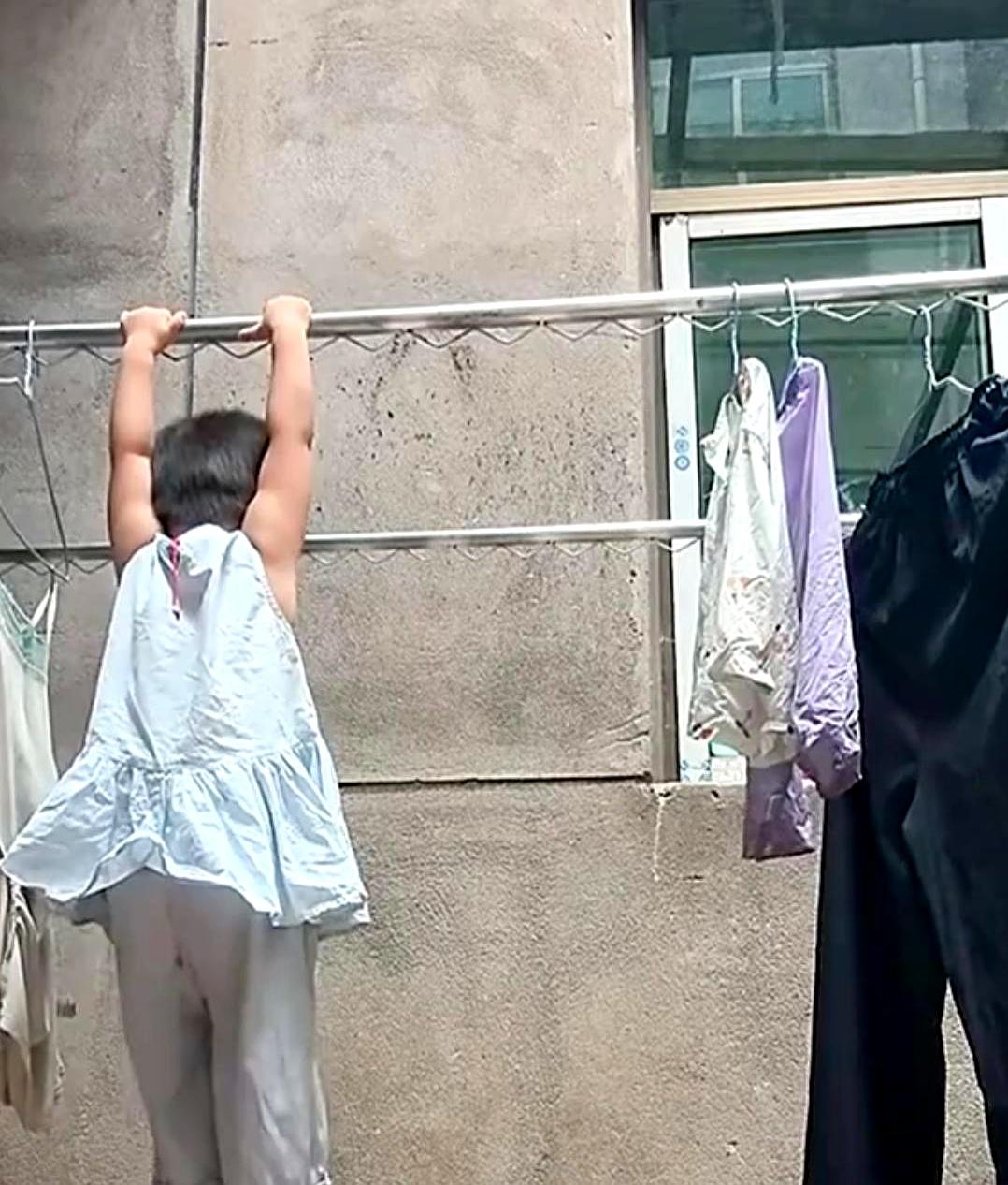 进院子那一刻，孩子正被架在晾衣杆上“练臂力”，鞋还晃着，心脏拔凉。
两口子外地谈