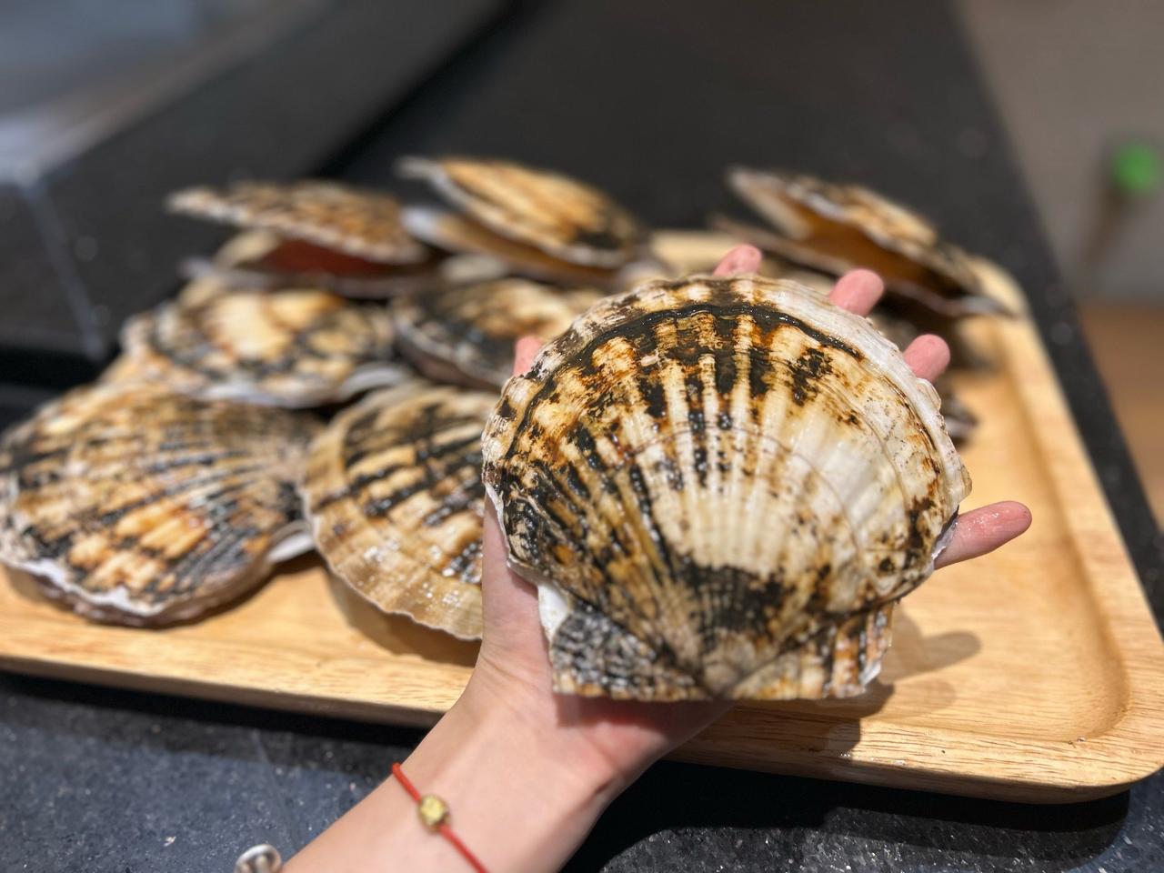 日本扇贝悄悄爬上中国餐桌，这场无声的较量终于有了新进展。时隔两年，6吨北海道冷冻