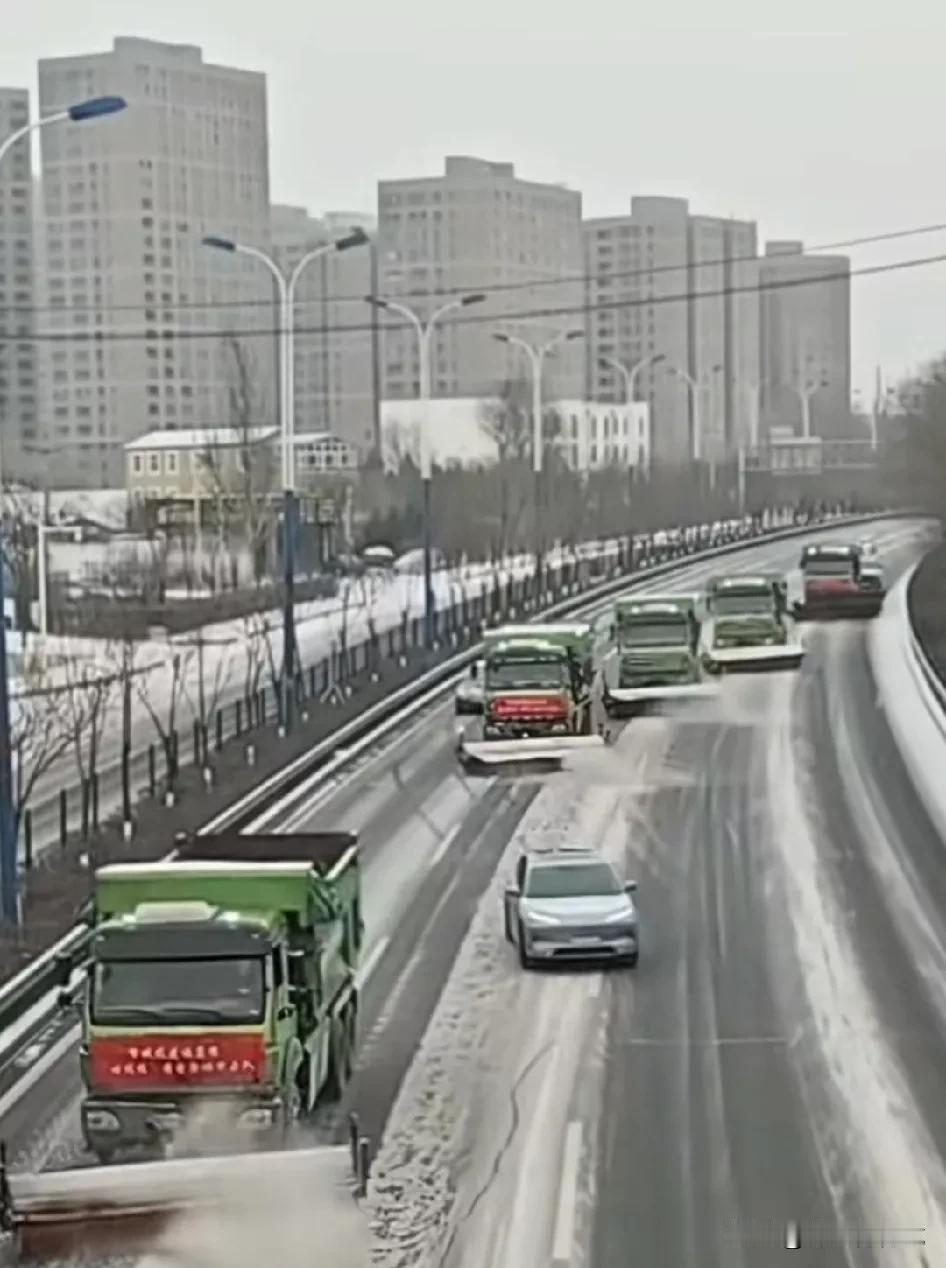 以雪为令，呼和浩特快速路清雪工作令人震惊，看看这些大型的清雪车排满快速路，及时除