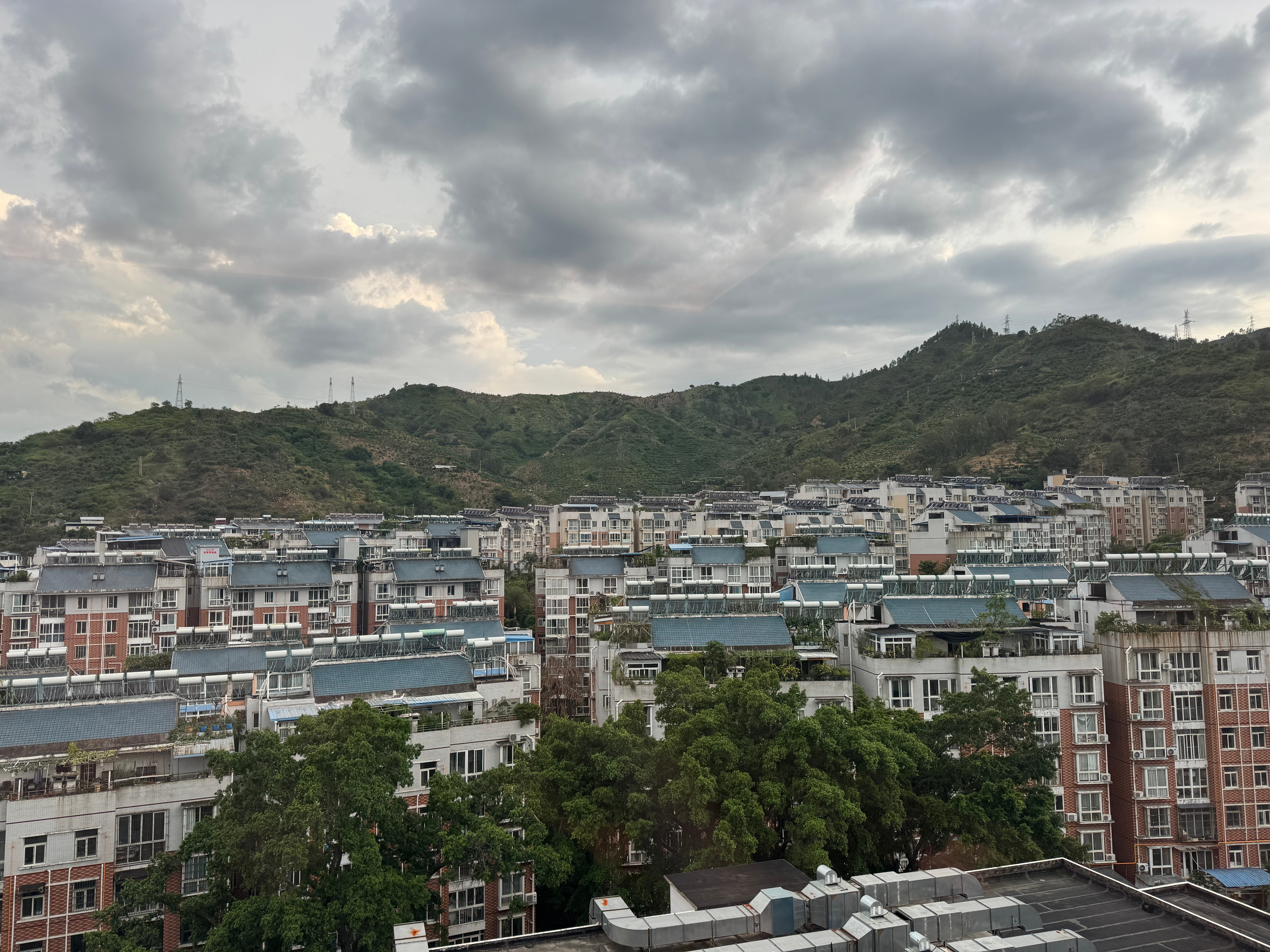 看山势猜城市。 