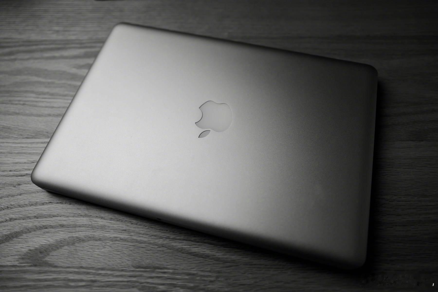 怀旧小抽屉 翻出来一台老伙计，2012 年的 Macbook Pro，唯有让人怀