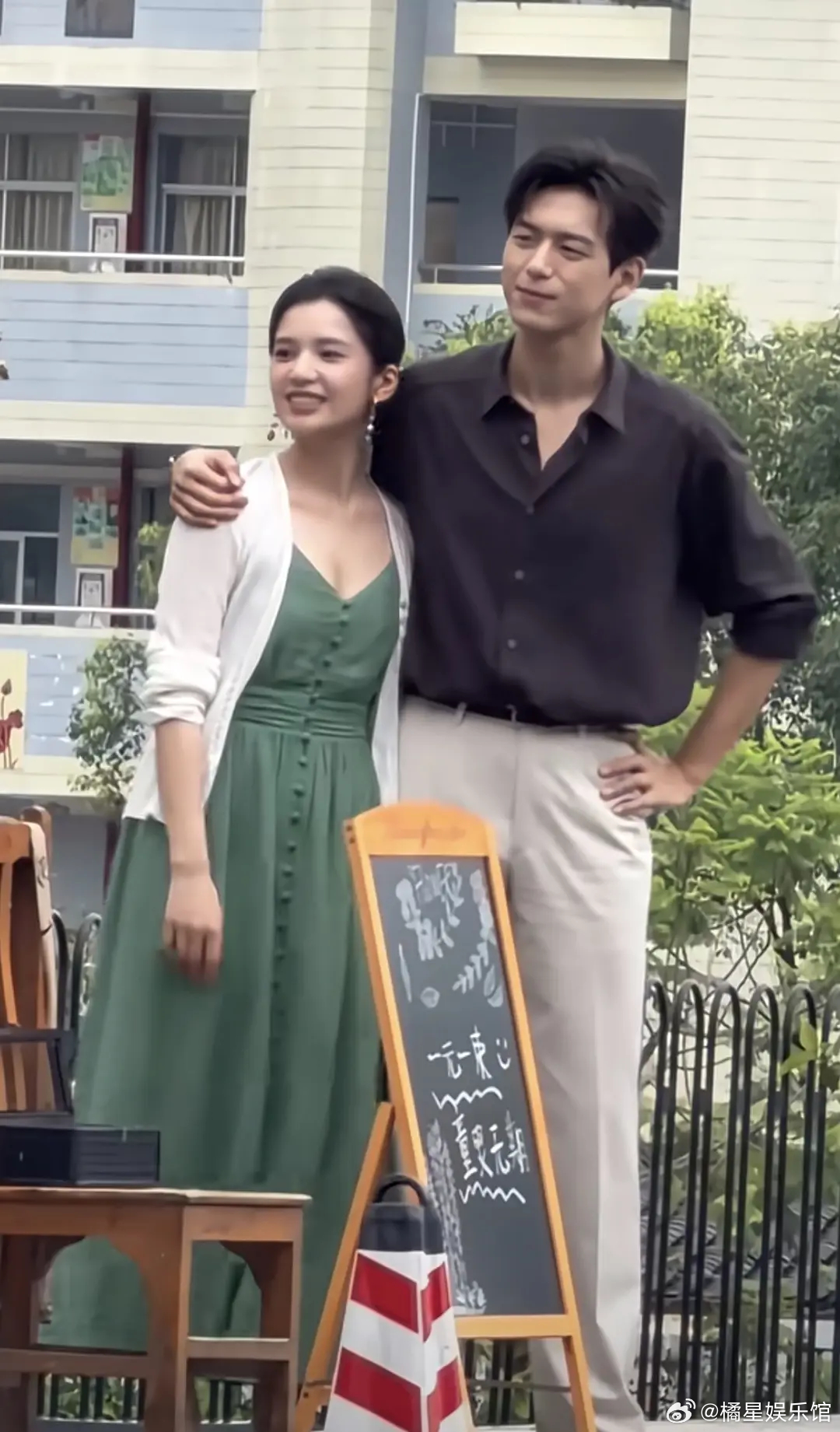 现在明星过的也太舒服了吧身材个皮肤都不管理的吗 