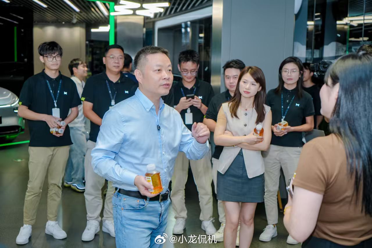 何小鹏深夜探班P7用户试驾送大麦茶全新小鹏P7首日试驾就爆火，何小鹏深夜探班试驾