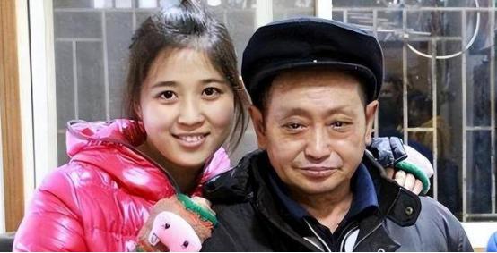 1990年，重庆36岁光棍捡到了一个女婴，不舍吃不舍喝将女孩养大，谁知，养女成年