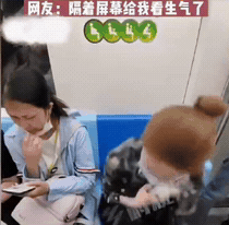 “真是个戏精啊”！
上海地铁上，一女子自导自演一场“公主病”的独角戏。

能看出