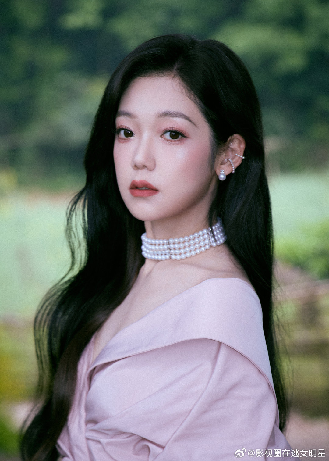 希林娜依高U舞台希林娜依高U全开麦 希林娜依高一袭浅粉裙+大波浪，明媚且热烈的感