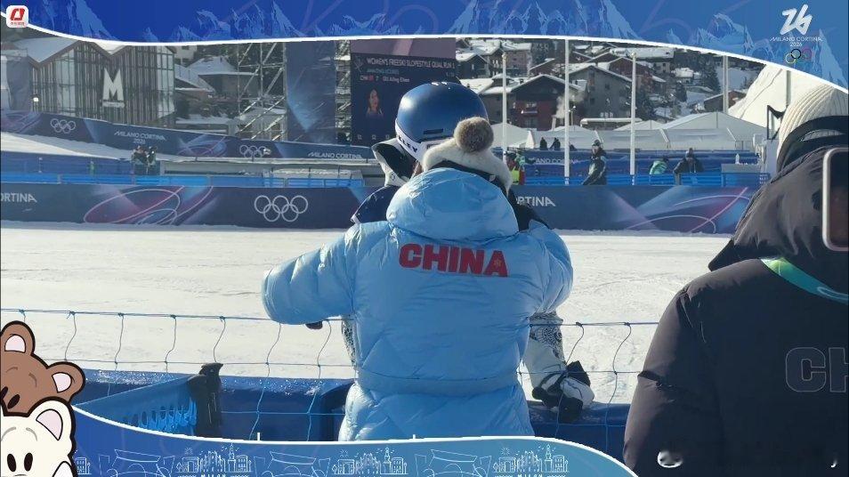 谷爱凌今天在第一跳摔倒，只拿到了1.26分，她及时收到了来自妈妈的鼓励。在奋力一